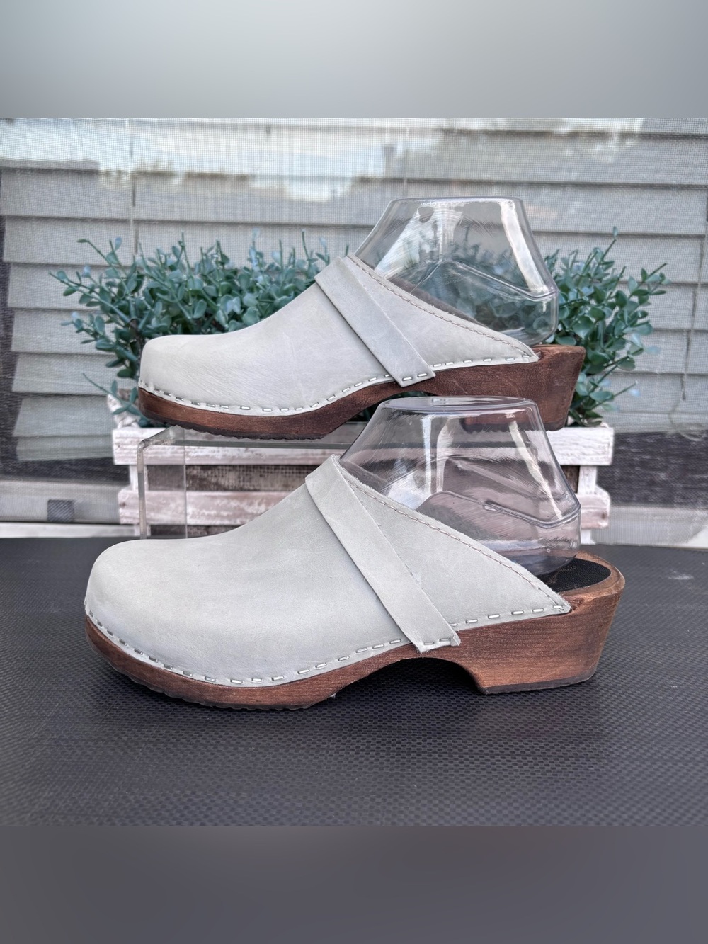 Lotta from Stockholm taupe nubuck leather clogs